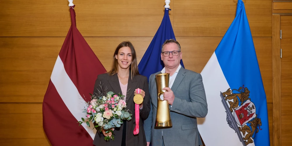 Rīgas domes priekšsēdētājs Viesturs Kleinbergs trešdien, 3. decembrī, Rātsnamā svinīgi sveica pludmales volejbolisti Tīnu Graudiņu.