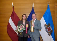Rīgas mērs sveic pasaules čempiones pludmales volejbolā; rosina nosaukt viņu vārdā pilsētas pļavu Lucavsalā