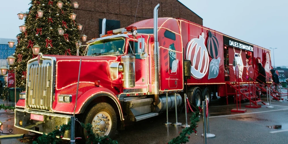 Грузовик Coca-Cola в 2024 году тоже был в Риге.