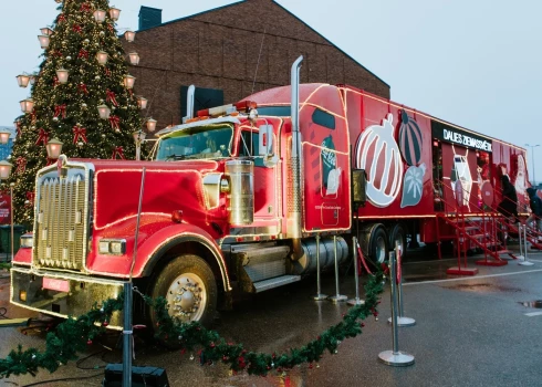 Грузовик Coca-Cola в 2024 году тоже был в Риге.