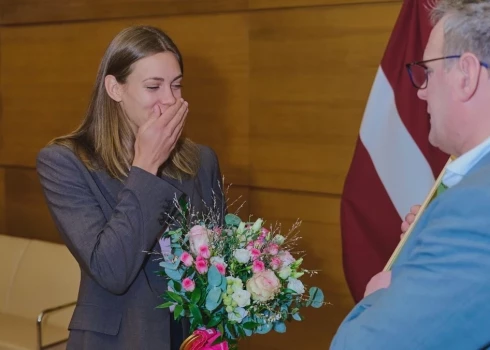 В среду мэр Клейнбергс поздравил спортсменку Тину Граудиню.