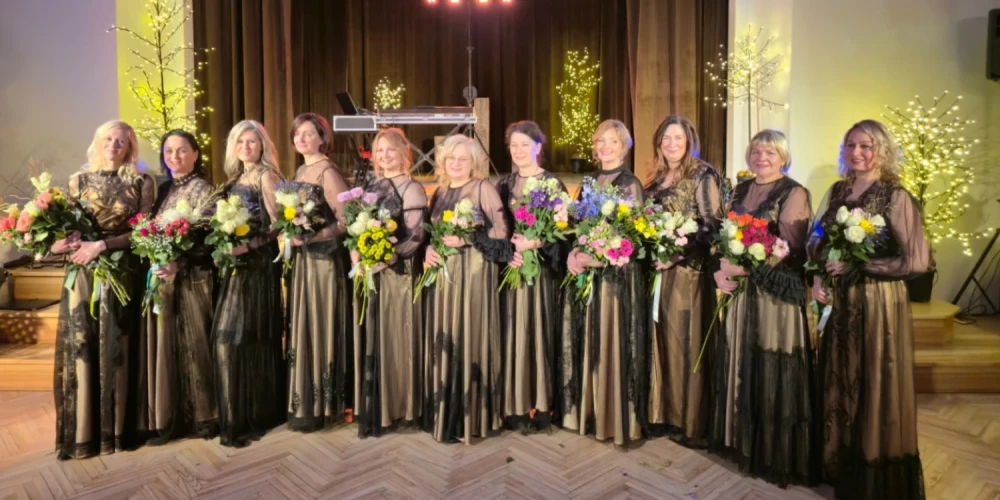 Tomes tautas nama dāmu ansamblis atzīmē 35. pastāvēšanas jubileju.