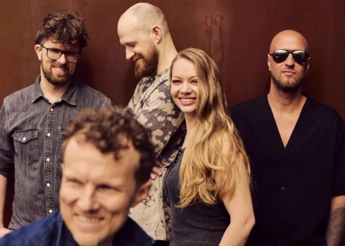 Latviešu melanholiskā poproka grupa "The Sound Poets' gada nogalē izziņo jaunu albumu un aicina uz koncertu Mežaparka zaļajā teātrī 2026. gada 29. augustā.