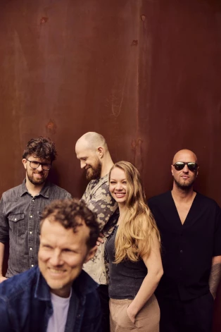 Latviešu melanholiskā poproka grupa "The Sound Poets' gada nogalē izziņo jaunu albumu un aicina uz koncertu Mežaparka zaļajā teātrī 2026. gada 29. augustā.