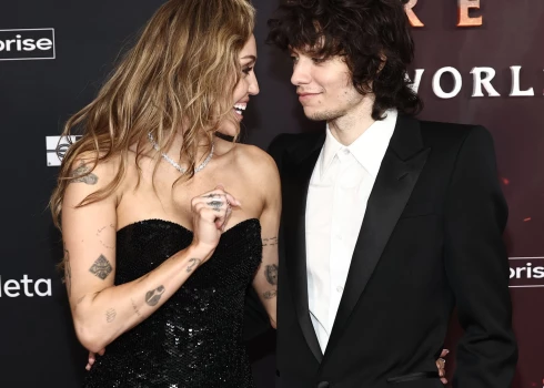 Mailija Sairusa un Makss Morando pēc četriem kopā pavadītiem gadiem ir oficiāli saderinājušies.