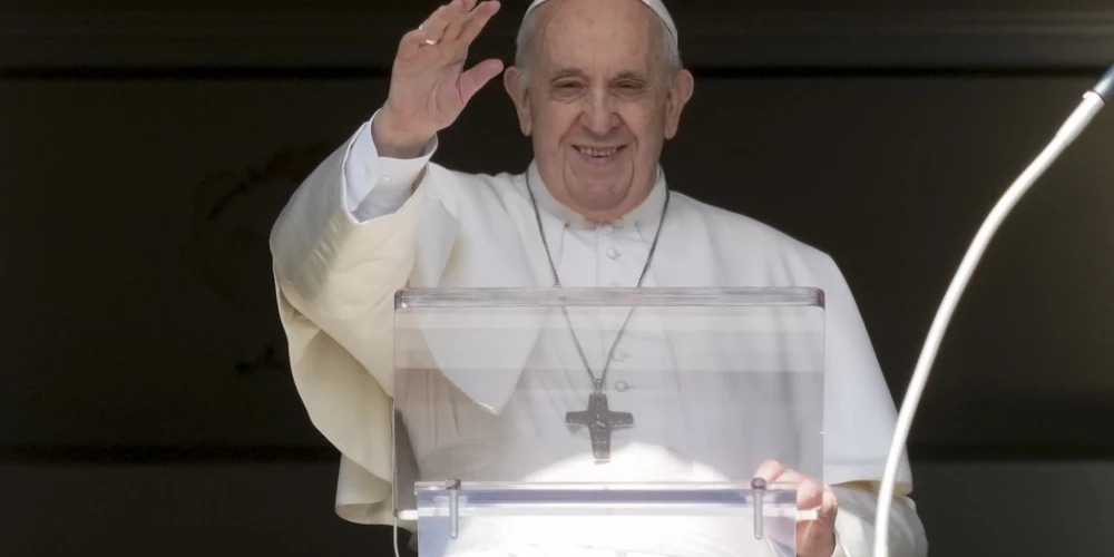 Romas katoļu baznīcas pāvests Francisks,savā testamentā novēlējis līdzekļus neatliekamās medicīniskās palīdzības automašīnu iegādei Ukrainai.