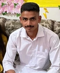 Indijas pilsonim Amanam Krievijas varas iestādes piedāvāja apsarga darbu un aicināja parakstīt līgumu krievu valodā.