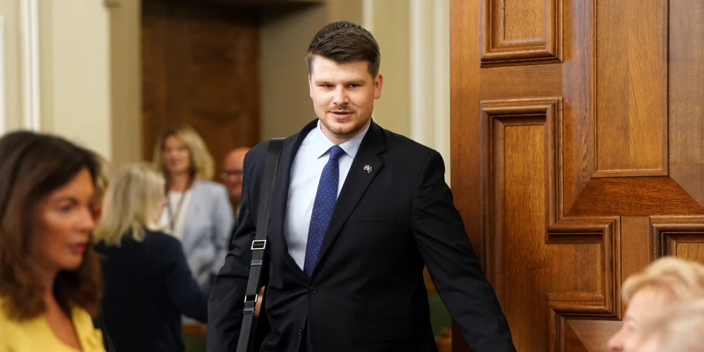 Ričarda Šlesera pirmo uzstāšanos Saeimas debatēs deputāti uzņēmuši ar aplausiem