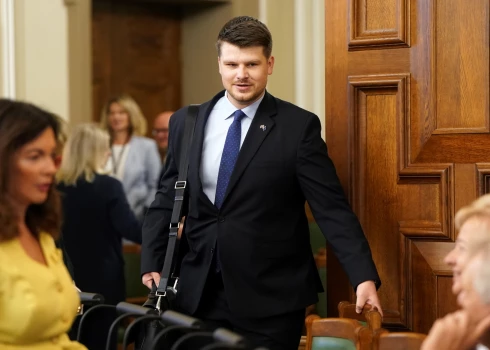 Ričarda Šlesera pirmo uzstāšanos Saeimas debatēs deputāti uzņēmuši ar aplausiem