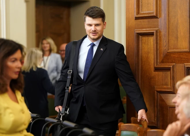 Tēvs beidzot atļāvis runāt? Ričarda Šlesera pirmo uzstāšanos Saeimas debatēs deputāti uzņem ar aplausiem