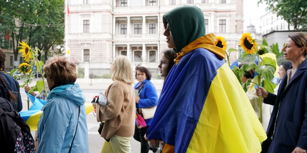 Bijušajai policistei Anastasijai Lazarevai par bezdarbību saistībā ar uzbrukumu jaunietim, kurš ap pleciem bija aplicis Ukrainas karogu, samazina piespriesto naudas sodu.