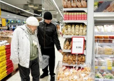 Lētāka maize, piens un vistas gaļa: būtiski samazina PVN pamatproduktiem