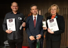 FOTO: noskaidroti Latvijas labākie augļu un ogu vīna darinātāji 
