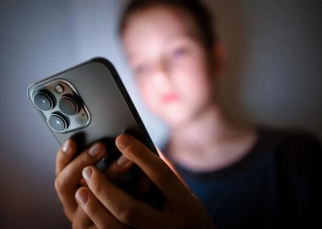 Viedtālruņa lietošana agrā bērnībā palielina aptaukošanās un depresijas risku pusaudžu gados