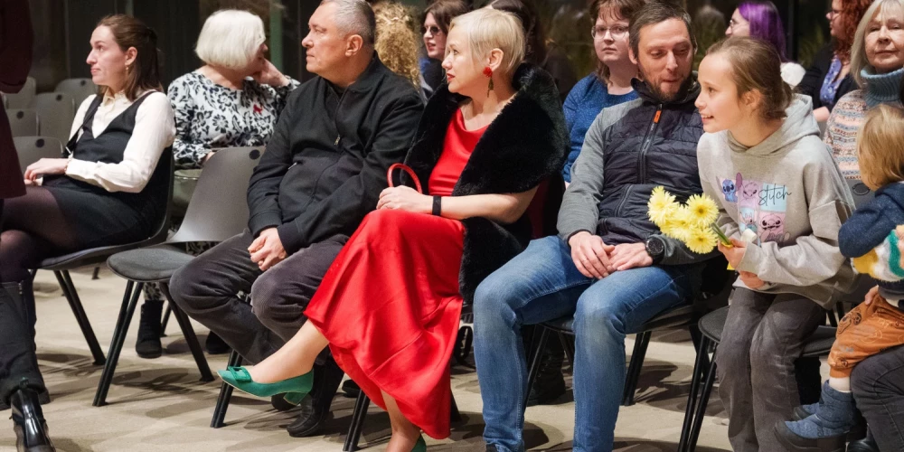 Svinīgā gaisotnē atvērts krājums "24 stāsti bērniem Ziemassvētkos".