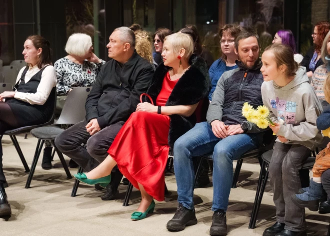 Svinīgā gaisotnē atvērts krājums "24 stāsti bērniem Ziemassvētkos".