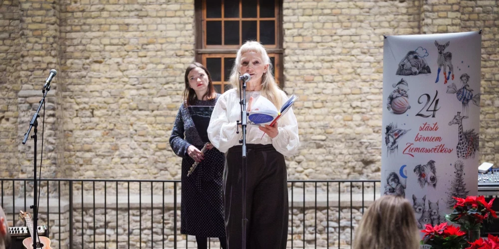 Svinīgā gaisotnē atvērts krājums "24 stāsti bērniem Ziemassvētkos".