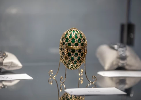 Faberžē ola bija no īpaša izlaiduma, kuru iedvesmoja Džeimsa Bonda filma "Astoņkājis" ("Octopussy"). Šī ir otrā Faberžē ola no tā paša izlaiduma, kas līdzinās tai, kura tika nozagta. Vienīgi nozagtā bija medaljons.