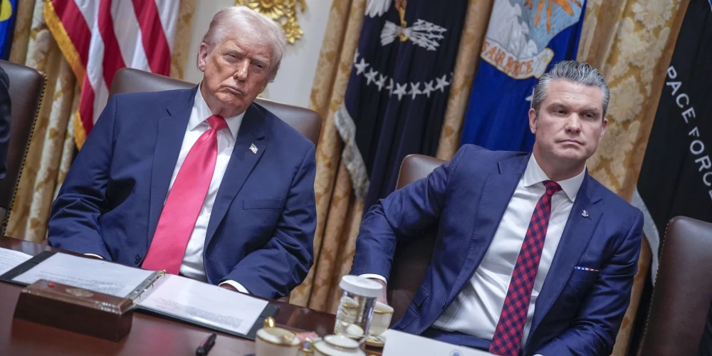 ASV prezidents Donalds Tramps aizstāvēja aizsardzības ministru Pītu Hegsetu.