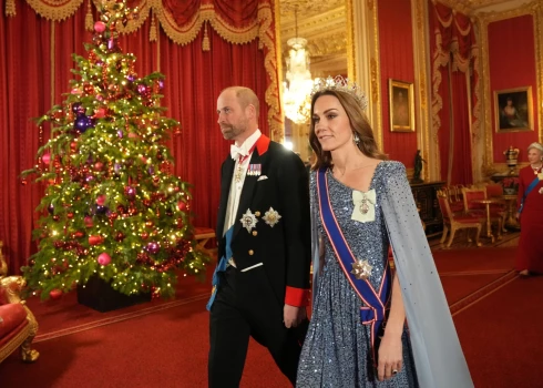 Elpu aizraujošs karaliskais portrets sajūsmina publiku.