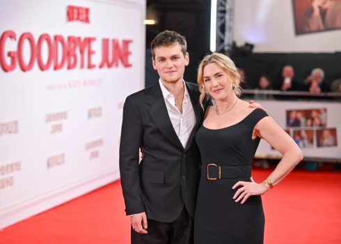 Keitas Vinsletas dēls Džo kopā ar mammu spoži staro filmas “Goodbye June” pirmizrādē.