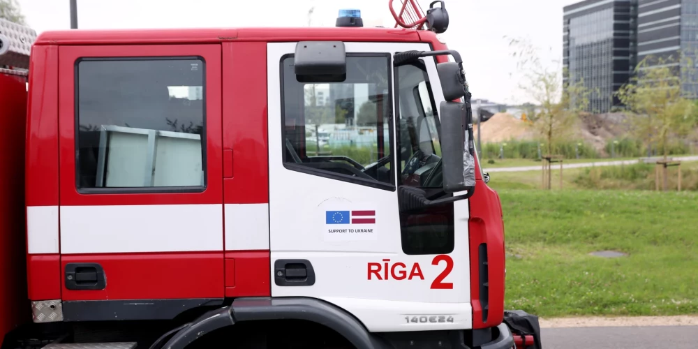 В Риге спасли человека из квартиры, которую заполнил дым от забытого ужина.