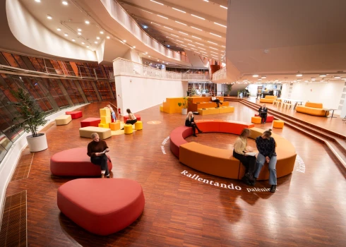 12. decembrī plkst. 17.00 Liepājas koncertzālē “Lielais dzintars” tiks atklāta jauna publiska telpa iedzīvotājiem un pilsētas viesiem ar nosaukumu “Pietura”. 