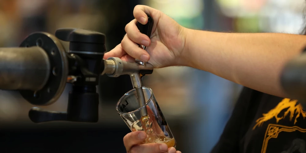 Grozījumi paredz no nākamā gada pakāpeniski paaugstināt akcīzes nodokli vairākām preču grupām, tostarp alkoholiskajiem dzērieniem.