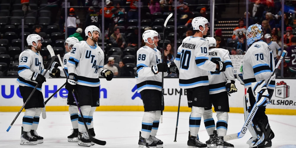 Jūtas "Mammoth" hokejisti pēc graujošās uzvaras.