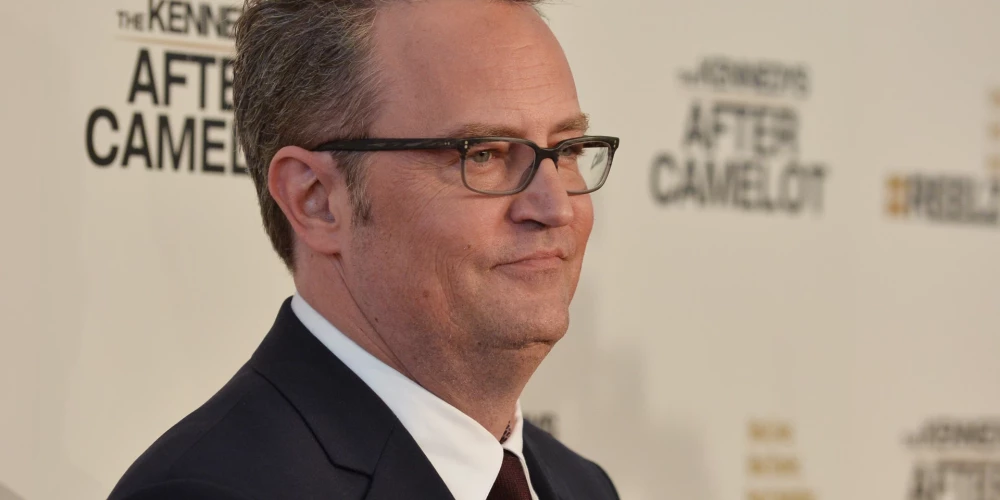 Aktieris Metjū Perijs nomira 2023. gadā.