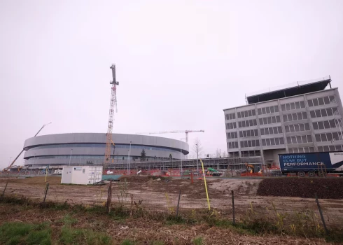 Milānas olimpisko spēļu hokeja arēnā decembra sākumā darba vēl daudz.