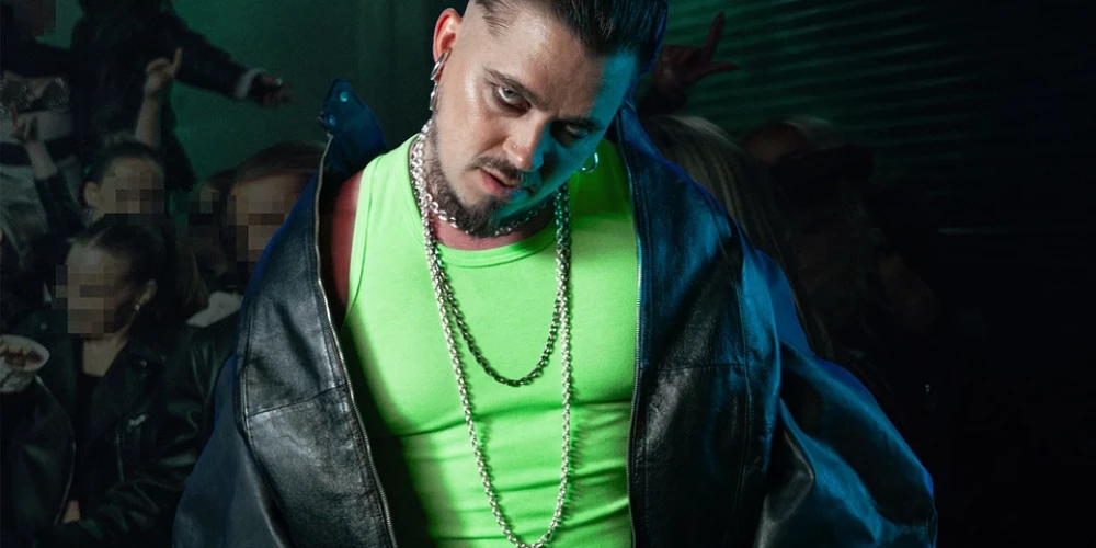 Käärijä, īstajā vārdā Jere Mikaels Peihenens, 20 gadu vecumā sāka aizrauties ar mūzikas radīšanu. Sākumā spēlējot bungas, vēlāk pievēršoties dziedāšanai.