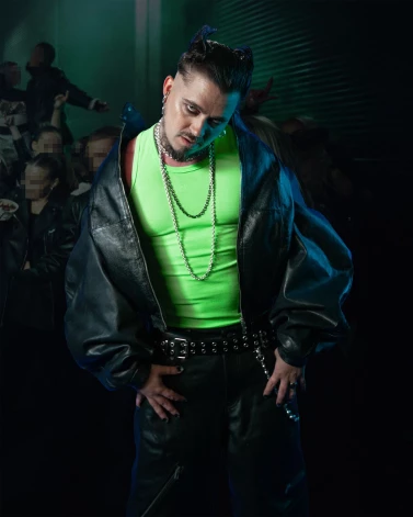 Käärijä, īstajā vārdā Jere Mikaels Peihenens, 20 gadu vecumā sāka aizrauties ar mūzikas radīšanu. Sākumā spēlējot bungas, vēlāk pievēršoties dziedāšanai.