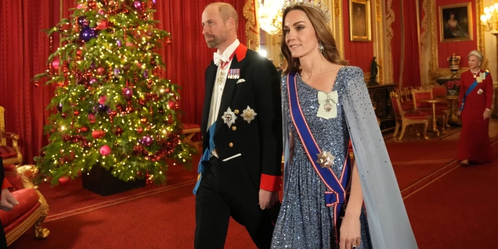 43-летняя Кейт Миддлтон появилась на банкете в платье из пайеток с кейпом Jenny Packham.