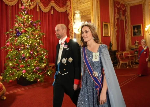 43-летняя Кейт Миддлтон появилась на банкете в платье из пайеток с кейпом Jenny Packham.