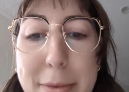 Rūbija savā video.