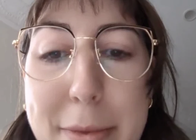 "Tā nevar būt..." 24 gadus vecā Rūbija parāda savu dzimšanas apliecību un satricina internetu