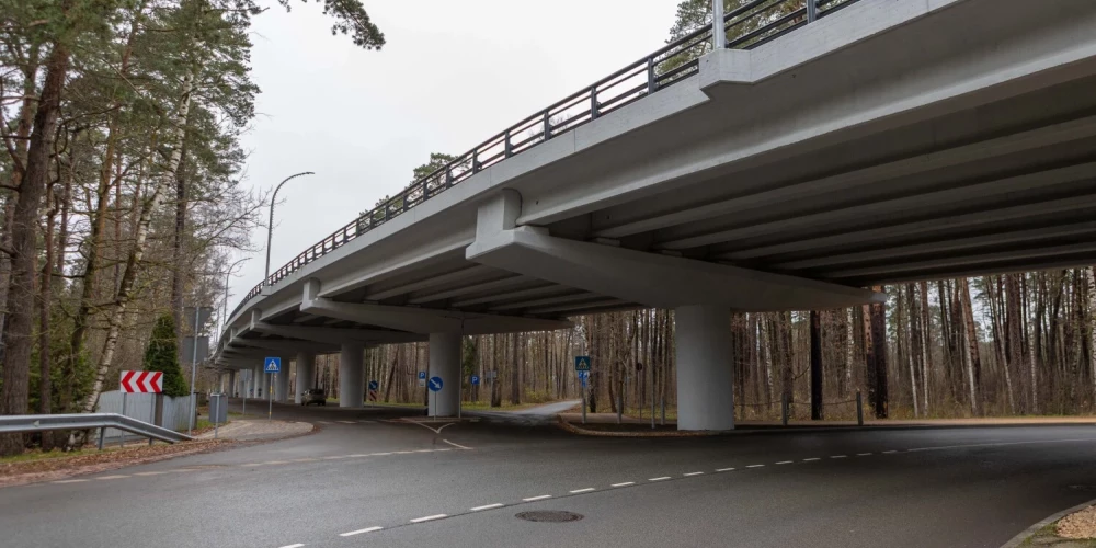 Мост, который делит Юрмалу надвое, снова соединяет город — уже по-современному.