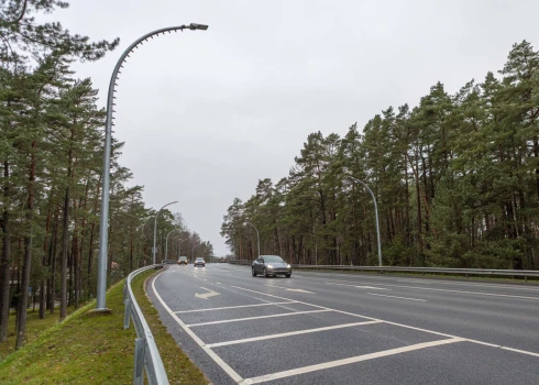 Dzintaru dzelzceļa pārvada pārbūve bija viens no diviem savstarpēji saistītiem projektiem, kas tika īstenoti investīciju projekta ietvaros, ievērojami uzlabojot Dzintaru dzelzceļa pārvada mezglu. 