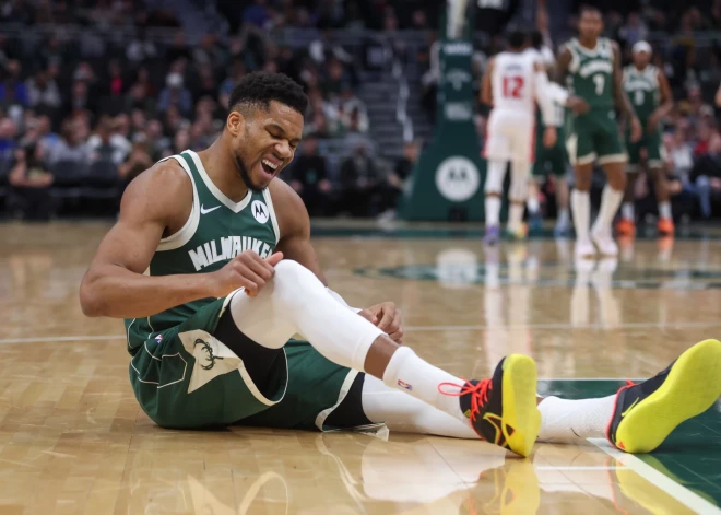 Dažas stundas pēc runām par iespējamo "Bucks" pamešanu Adetokunbo gūst savainojumu