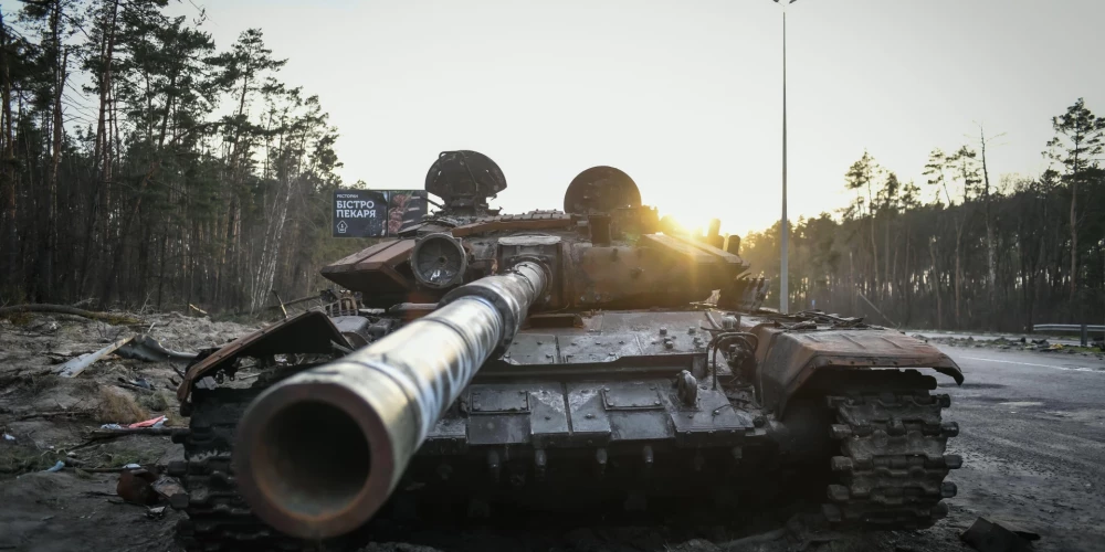 Krievija regulāri falsificē datus par stāvokli frontē. Attēlā redzams Kijivas nomalē iznīcināts Krievijas tanks.