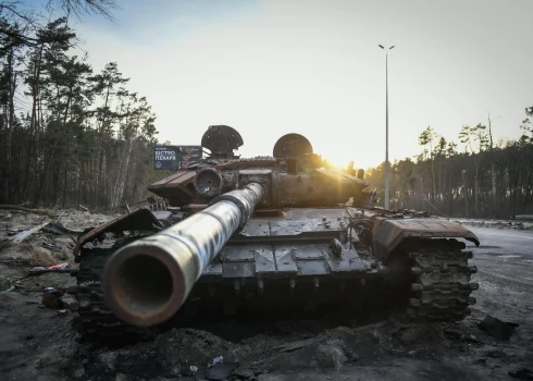 Krievija regulāri falsificē datus par stāvokli frontē. Attēlā redzams Kijivas nomalē iznīcināts Krievijas tanks.