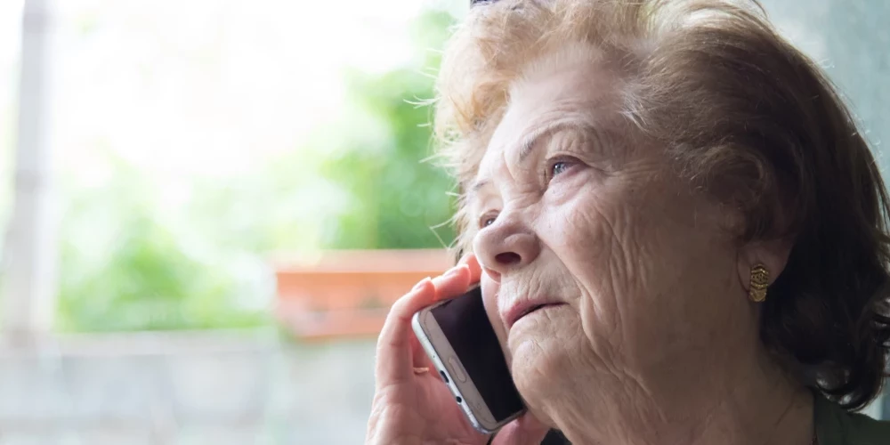 Rīgas Sociālais dienests informē, ka šodien, 4. decembrī, jau astoņi cilvēki ir vērsušies dienestā ar informāciju par krāpnieku piedāvātu pabalstu vai pensiju pārrēķinu.