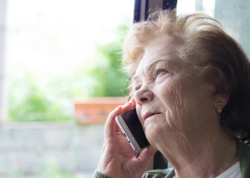 Rīgas Sociālais dienests informē, ka šodien, 4. decembrī, jau astoņi cilvēki ir vērsušies dienestā ar informāciju par krāpnieku piedāvātu pabalstu vai pensiju pārrēķinu.