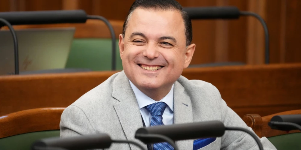 Министр здравоохранения Хосам Абу Мери на внеочередном заседании Сейма.