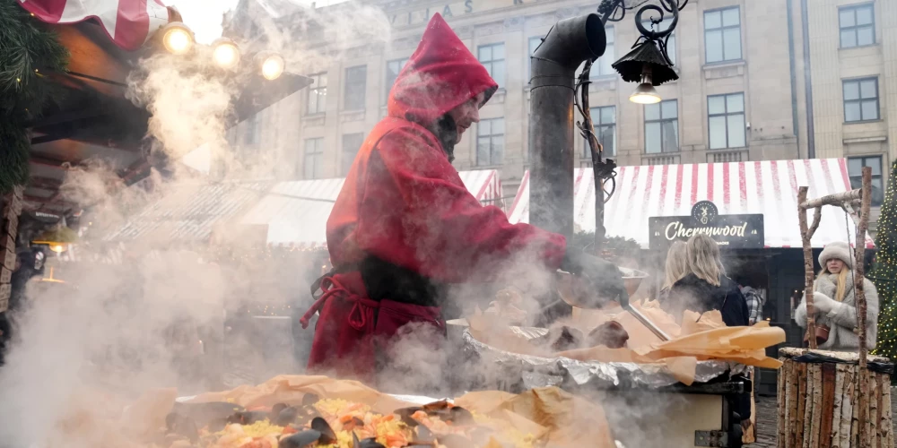 Ziemassvētku tirdziņš Doma laukumā.