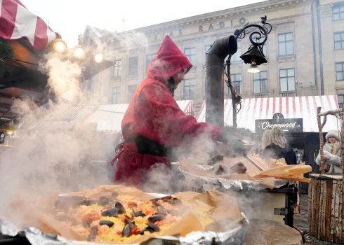 Ziemassvētku tirdziņš Doma laukumā.