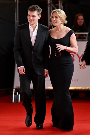 Уинслет позировала на дорожке в чёрном платье Elie Saab, а Джо надел классический костюм с белой рубашкой.