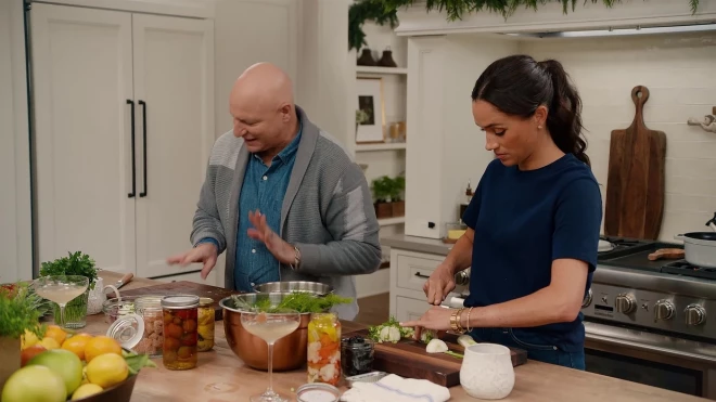 Megana un viņas restorāna īpašnieks Toms Kolikio.