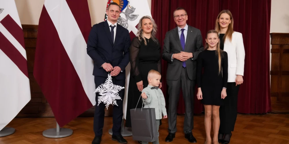 Rubežu ģimene - viena no 19 Latvijas novada ģimenēm, kas devās uz Rīgas pili satikt Valsts prezidentu Edgaru Rinkēviču (no kreisās) tētis Māris, mamma Līga, Kārlis, Valsts prezidents Edgars Rinkēvičs, Katrīna, Patrīcija.